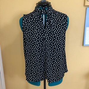 Black and white H&M sleeveless blouse size M